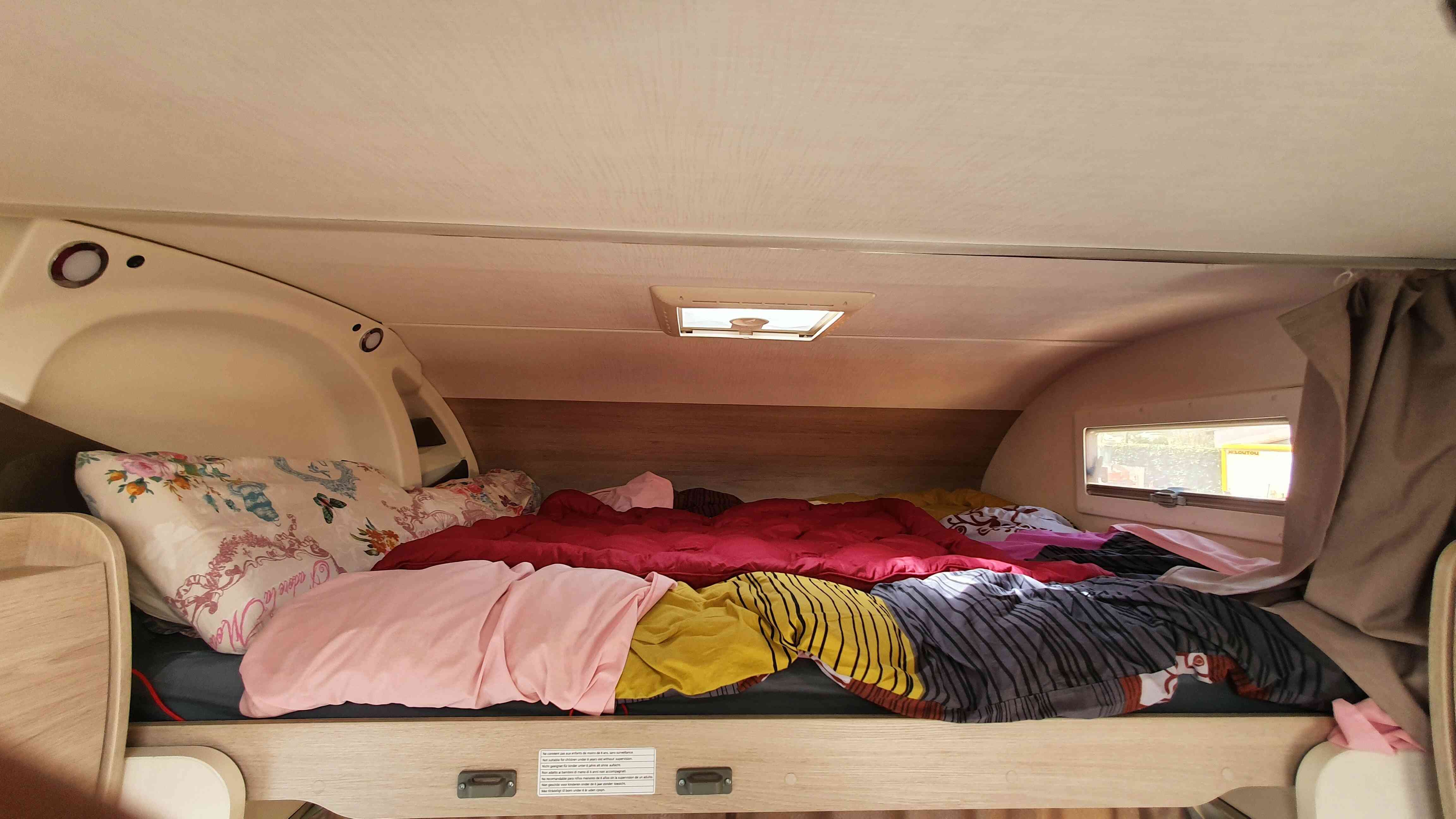 camping-car CHALLENGER C256  intérieur / couchage principal